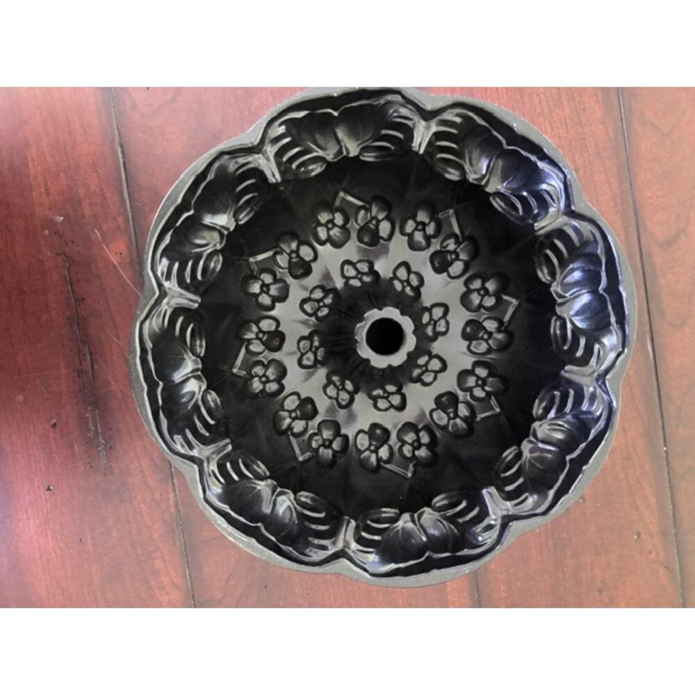 Vintage Nordic Ware Floral Bundt Cake Pan Cast Aluminum Flower Mold USA - Picture 3 of 3
